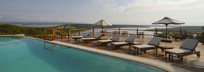 swimming pool at Mweya safari lodge